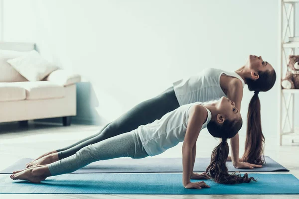 Genç Kadın Küçük Kız Poz Yoga Yapıyor Güzel Genç Anne — Stok fotoğraf