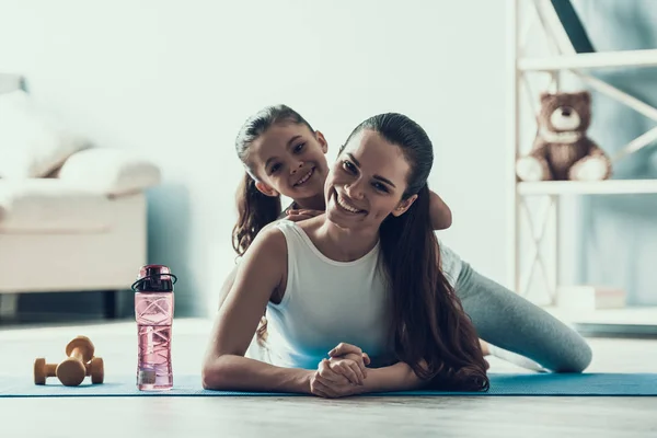 Jonge Vrouw Een Meisje Rusten Het Sporten Mooie Jonge Moeder — Stockfoto