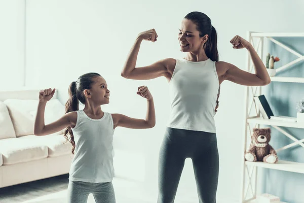 Jonge Vrouw Een Meisje Fitness Oefening Doet Mooie Jonge Moeder — Stockfoto