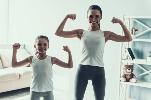 Ung Kvinna Och Liten Flicka Gör Fitness Motion Vacker Ung — Stockfoto