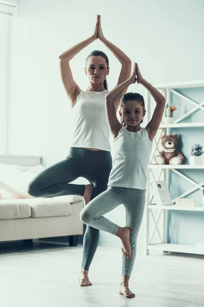 Ung Kvinna Och Liten Flicka Gör Yoga Pose Vacker Ung — Stockfoto