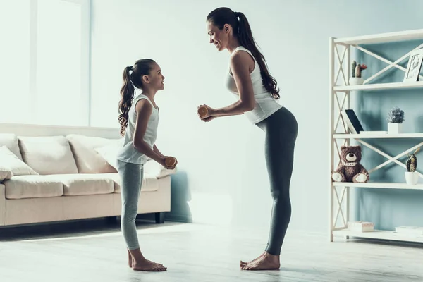 Jonge Vrouw Een Meisje Fitness Oefening Doet Mooie Jonge Moeder — Stockfoto