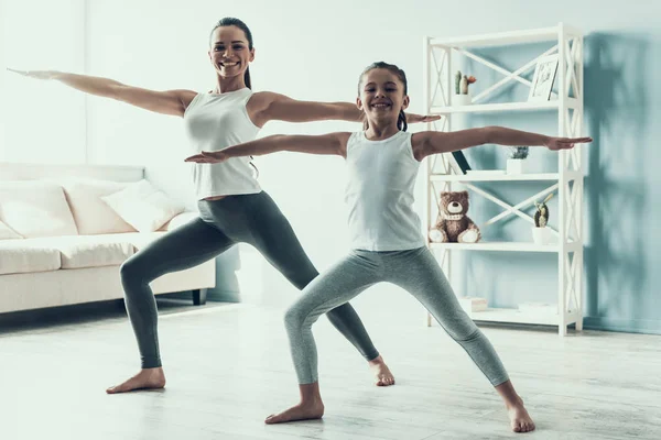 Jonge Vrouw Een Meisje Doen Yoga Vormen Mooie Jonge Moeder — Stockfoto