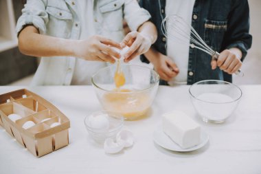 Ellerin Yakın Çekim Iki Çocuk Hamur Yapma. Kız Un ve Yumurta ve Boy Mutfakta Hamur Yoğurma bekliyor prepearing. Casual Clothes küçük çocuklar. Gıda Hazırlama Konsepti
