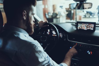 Kendinden Emin Buisiness Man Back Car Mirrow bak. Yakışıklı Kafkas Sakallı Şık Kişi Sürüş Araba Şehir Yol Gps Navigator kullanarak Portresi. Otomatik Sürüş Konsepti