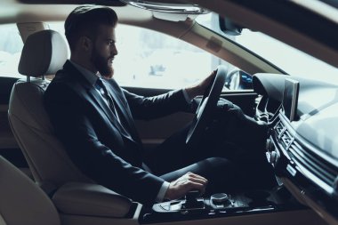 İş Adamı Araba Vites Stick Sürüş. Siyah Takım Elbise Giyen Şık Kendine Güvenen Beyaz Kişi Ciddi İfade ile Otomatik Poz. Otomatik Vites Konsepti ile Otomobil Sürüş