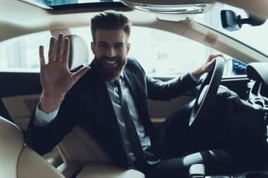 İş Adamı Araba Sürerken El Sallıyor. Siyah Takım Elbise Giyen Şık Beyaz Kişi Neşeli İfadeile Otomatik Poz Lar Göster Merhaba Jesti Göster. Otomatik Vites Konsepti ile Otomobil Sürüş