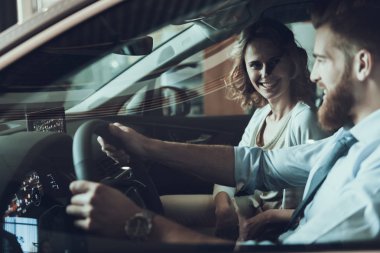 Yeni Arabayla Güzel Çekici Bir Çift Sürüyor. Mutlu İlişkiler. Gülümseyen Kadın Neşeli İfade Gösteriyor ve Yakışıklı Sakallı Kafkas Kocaya Bakıyor. Otomatik Sürüş Konsepti