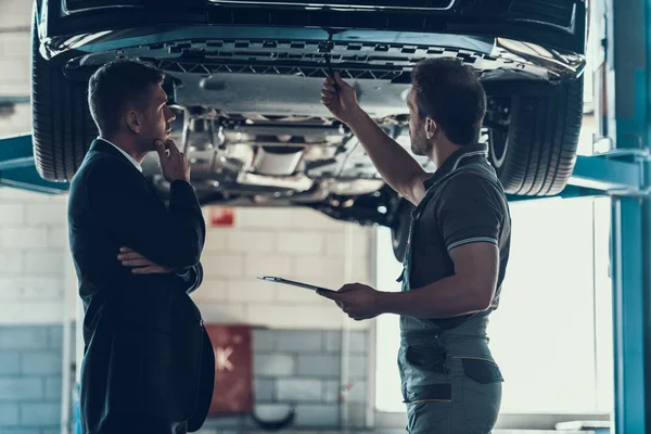 Auto Mechanic Showing Client Car Problem Handsome Buisiness Man Black — Stock Photo, Image