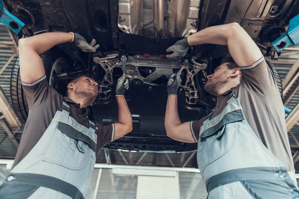 Automatikus Mechanika Működik Alatta Felemelte Autó Két Felnőtt Személygépkocsi Rapairmen — Stock Fotó