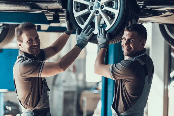 Deux Mécaniciens Regardent Caméra Pendant Vérification Des Roues Hommes Caucasiens — Photo