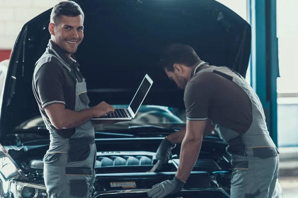 Dos Mecánicos Coches Que Trabajan Servicio Reparación Automóviles Profesional Caucásico —  Fotos de Stock