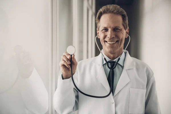 Portret Uśmiechniętego Doktora Trzymający Stetoskop Kaukaski Medycyna Pracownik Stojący Szpitalu — Zdjęcie stockowe