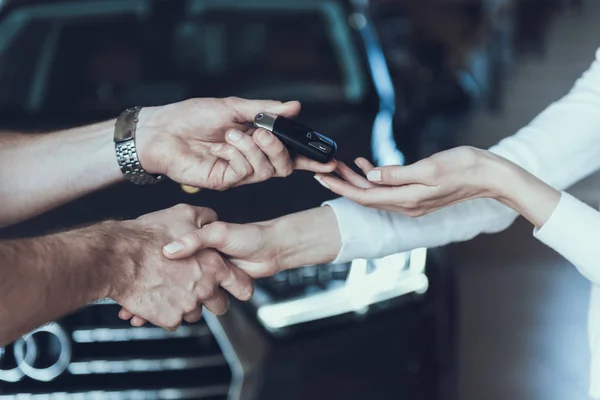 Verkäufer Übergibt Autoschlüssel Glückliche Besitzerin Händlerarbeiterin Beim Händeschütteln Mit Frau — Stockfoto