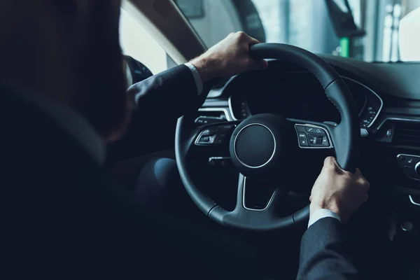 Primo Piano Delle Mani Maschili Sul Volante Nero Forte Uomo — Foto Stock