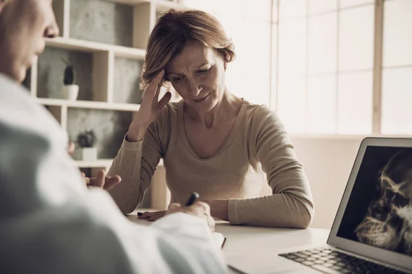 Vrouwelijke Patiënt Met Pijn Doktersafspraak Radioloog Uitleggen Middeleeuwse Vrouw Diagnose — Stockfoto