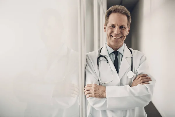 Portrait Smiling Doctor Stethoscope Caucasian Medicine Worker Standing Hospital Wearing — Stock Photo, Image