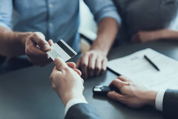 Klient Kreditkort Till Auto Sales Konsult Undertecknat Kontrakt Bord Showroom — Stockfoto