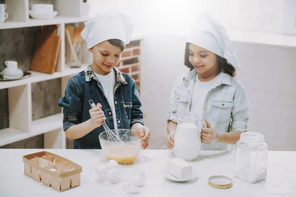 Πορτρέτο Του Κοριτσιού Και Του Αγοριού Μαγείρεμα Στην Κουζίνα Καυκάσια Royalty Free Εικόνες Αρχείου