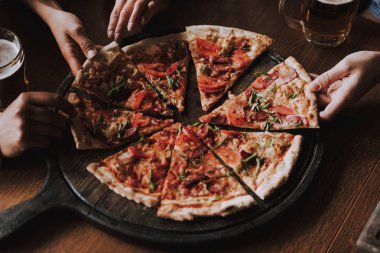 İnsanlar Eller Pizza Dilimleri alarak kapatın. Gülümseyen Arkadaşlar Yemek Pizza ve Restoran veya Pizzacı bira içme. Arkadaşlar Parti ve Pizza Yeme. İçme Bira.