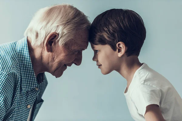 Przystojny Dziadek Wnuk Niebieskim Tle Szczęśliwy Dziadek Wnuk Patrzą Siebie — Zdjęcie stockowe