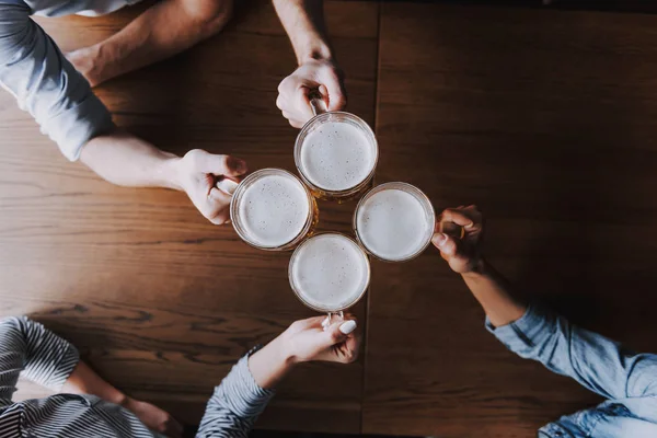 Вид Сверху Друзей Распивающих Пиво Пабе Happy Friends Drinking Beer — стоковое фото