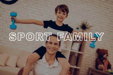 Adam oğluyla Dumpbells ile çalışmaları yapıyorlar. Sağlıklı bir yaşam tarzı. Aktif tatil. Spor kıyafetler. Evde çalışma dışarı. Spor salonu halı. Uygulama yineleyin. Vücut egzersizleri. Aile eğitim kavramı.