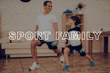 Baba ve oğul spor salonu yapıyoruz. Spor aile. Sağlıklı bir yaşam tarzı. Aktif tatil. Giysi uygular. İyiye gidiyor. Evde çalışma dışarı. Spor salonu halı. Uygulama tekrar. Vücut biçimlendirme.