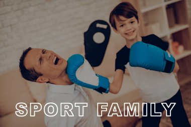 Baba ve oğlu eğitim boks. Spor aile. Sağlıklı bir yaşam tarzı. Aktif tatil. Spor kıyafetler. Evde çalışma dışarı. Boks eldivenleri çocukla. Eğitim yumruk. Egzersizleri tekrarlayın. Sağ el yumruk.
