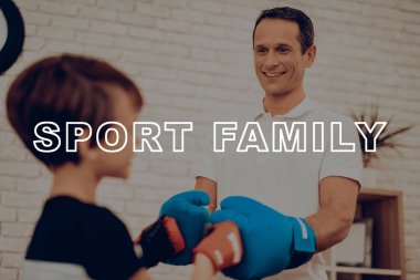Baba ve oğlu eğitim boks. Spor aile. Sağlıklı bir yaşam tarzı. Aktif tatil. Spor kıyafetler. Evde çalışma dışarı. Eldiven mücadele. Eğitim yumruk. Egzersizleri tekrar. Yüz yüze.