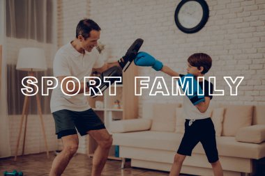 Baba ve oğlu eğitim boks. Spor aile. Sağlıklı bir yaşam tarzı. Aktif tatil. Spor kıyafetler. Evde çalışma dışarı. Boks eldivenleri çocukla. Eğitim yumruk. Egzersizleri tekrarlayın. Sağ el yumruk.
