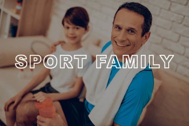 Baba ve oğul rahat yaşıyoruz. Spor aile. Sağlıklı bir yaşam tarzı. Aktif tatil. Giysi egzersiz. Evde çalışma dışarı. Su şişesi. Omuz havluda. Aile eğitim gün kavramı.