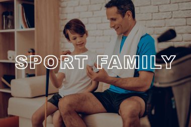 Baba ve oğul Golf ekipmanları ile. Spor aile. Sağlıklı bir yaşam tarzı. Aktif tatil. Giysi egzersiz. Evde çalışma dışarı. Su şişesi. Omuz havluda. Aile eğitim gün kavramı.