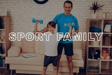 Adam oğluyla Dumpbells ile çalışmaları yapıyorlar. Sağlıklı bir yaşam tarzı. Aktif tatil. Spor kıyafetler. Evde çalışma dışarı. Spor salonu halı. Uygulama yineleyin. Vücut egzersizleri. Aile eğitim kavramı.