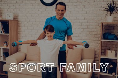 Adam oğluyla Dumpbells ile çalışmaları yapıyorlar. Sağlıklı bir yaşam tarzı. Aktif tatil. Spor kıyafetler. Evde çalışma dışarı. Spor salonu halı. Uygulama yineleyin. Vücut egzersizleri. Aile eğitim kavramı.