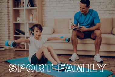 Çocuk spor salonu halı üzerinde yatıyor. Dumpbells egzersizleri. Aktif tatil. Spor kıyafetler. İyiye gidiyor. Evde çalışma dışarı. Training Day. Uygulama tekrar. Vücut biçimlendirme. Babası olmakla gurur duyuyorum.