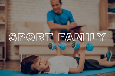Çocuk spor salonu halı üzerinde yatıyor. Dumpbells egzersizleri. Aktif tatil. Spor kıyafetler. İyiye gidiyor. Evde çalışma dışarı. Training Day. Uygulama tekrar. Vücut biçimlendirme. Babası olmakla gurur duyuyorum.