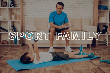 Çocuk spor salonu halı üzerinde yatıyor. Dumpbells egzersizleri. Aktif tatil. Spor kıyafetler. İyiye gidiyor. Evde çalışma dışarı. Training Day. Uygulama tekrar. Vücut biçimlendirme. Babası olmakla gurur duyuyorum.