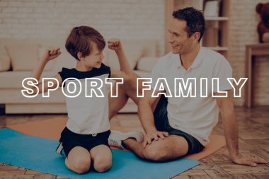 Baba ve oğul spor salonu yapıyoruz. Spor aile. Sağlıklı bir yaşam tarzı. Aktif tatil. Giysi uygular. İyiye gidiyor. Evde çalışma dışarı. Spor salonu halı. Uygulama tekrar. Ölçme pazı.