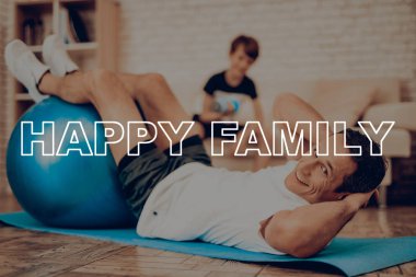 Baba ve oğul Fitness topu ile test etmektir. Sağlıklı bir yaşam tarzı. Aktif tatil. Giysi uygular. İyiye gidiyor. Evde çalışma dışarı. Spor malzemeleri. Uygulama tekrar. Vücut biçimlendirme.