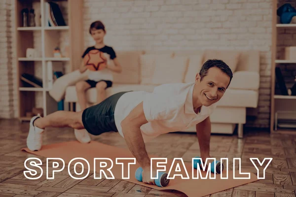 Άνθρωπος Έχει Κάνει Push Ασκήσεις Ένα Dumpbells Αθλητισμός Οικογένεια Υγιεινού — Φωτογραφία Αρχείου