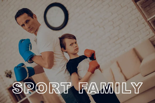 Baba ve oğlu eğitim boks. Spor aile. Sağlıklı bir yaşam tarzı. Aktif tatil. Spor kıyafetler. Evde çalışma dışarı. Eldiven mücadele. Eğitim yumruk. Egzersizleri tekrar. Arka arkaya.