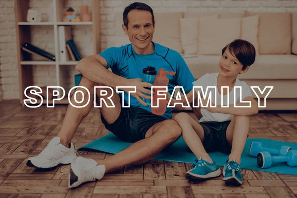 Vader Zoon Rusten Sportschool Tapijt Gezonde Levensstijl Actieve Vakantie Sport — Stockfoto