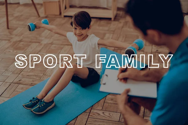 Kid Opleggen Van Sportschool Tapijt Dumpbells Oefeningen Actieve Vakantie Sport — Stockfoto