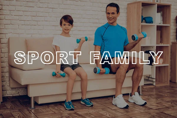 Adam oğluyla Dumpbells ile çalışmaları yapıyorlar. Sağlıklı bir yaşam tarzı. Aktif tatil. Spor kıyafetler. Evde çalışma dışarı. Spor salonu halı. Uygulama yineleyin. Vücut egzersizleri. Aile eğitim kavramı.