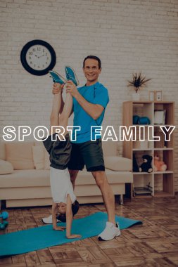 Baba ve oğul spor salonu yapıyoruz. Spor aile. Sağlıklı bir yaşam tarzı. Aktif tatil. Giysi uygular. İyiye gidiyor. Evde çalışma dışarı. Spor salonu halı. Uygulama tekrar. Vücut biçimlendirme. Baş aşağı.