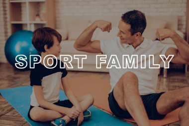 Baba ve oğul spor salonu yapıyoruz. Spor aile. Sağlıklı bir yaşam tarzı. Aktif tatil. Giysi uygular. İyiye gidiyor. Evde çalışma dışarı. Spor salonu halı. Uygulama tekrar. Ölçme pazı.