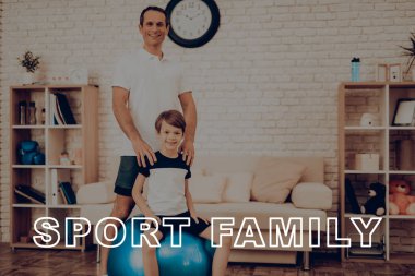 Baba ve oğul Fitness topu ile test etmektir. Sağlıklı bir yaşam tarzı. Aktif tatil. Giysi uygular. İyiye gidiyor. Evde çalışma dışarı. Spor malzemeleri. Uygulama tekrar. Vücut biçimlendirme.