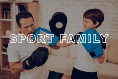 Baba ve oğlu eğitim boks. Spor aile. Sağlıklı bir yaşam tarzı. Aktif tatil. Spor kıyafetler. Evde çalışma dışarı. Boks eldivenleri çocukla. Eğitim yumruk. Egzersizleri tekrarlayın. Sağ el yumruk.