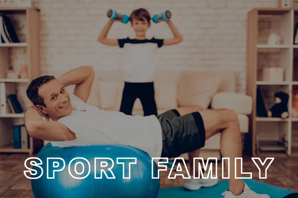 Pai Filho Estão Exercitando Com Fitness Ball Estilo Vida Saudável — Fotografia de Stock